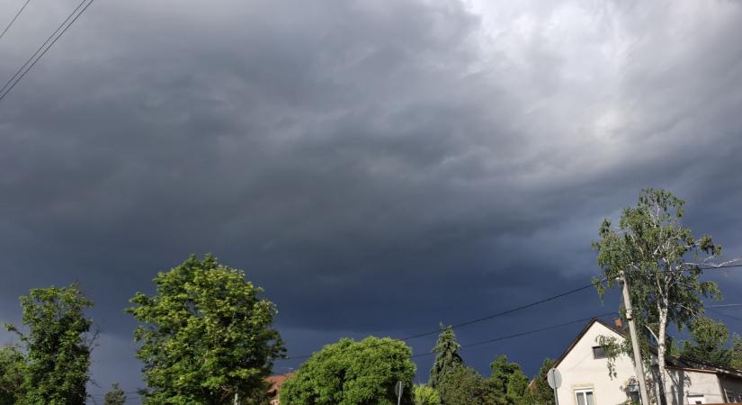 Újult erővel támadnak a zivatarok, ma is kiadhatják a piros riasztást
