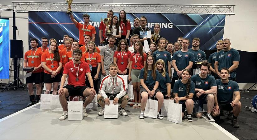 A debreceni Kecskés Karina nyolc országos csúcsot döntött a hétvégi súlyemelő versenyen