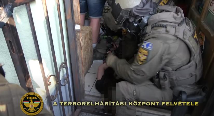 (18)Fullba nyomta az kretént egy őrült magyar nő – Többeket megkéselt az ámokfutása során, a TEK fogta el