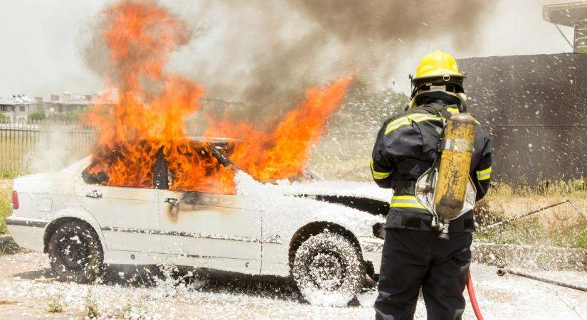Lángolt az autó az M4-esen – de ez senkit sem érdekelt