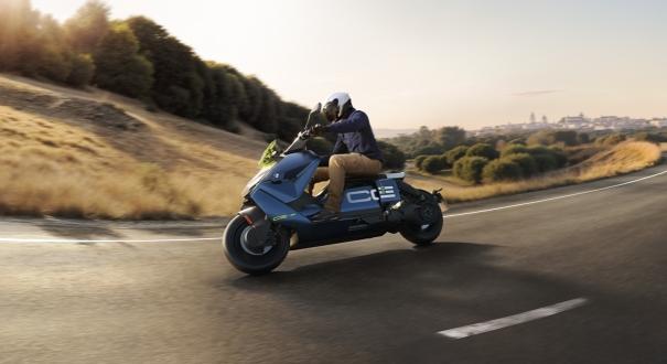 Gyorstöltés és nagyobb kényelem – megújult a BMW CE 04