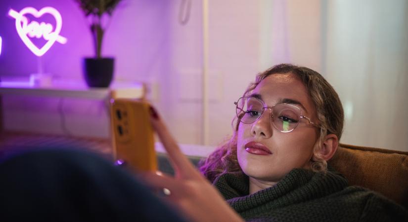 A nyakad nem hazudik – így mutatkozik meg a túl sok képernyőhasználat