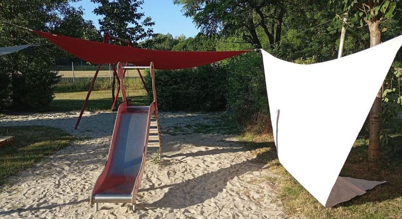 Törött faágak és táblák, letépett napvitorla: megrongálták Nádasdladány egyik közkedvelt részét