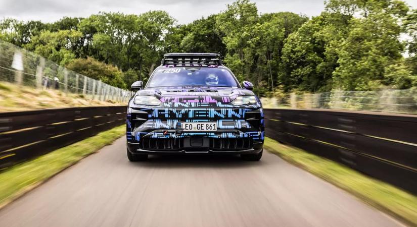 Még be sem mutatták, máris rekordot döntött az elektromos Porsche Cayenne