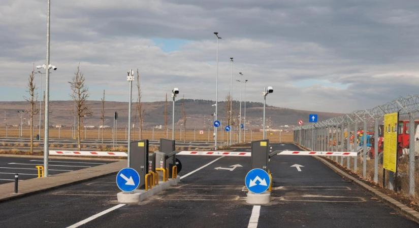 Olcsóbb lett a parkolás a kolozsvári reptérnél – Változnak a díjak a Park & Ride-nál