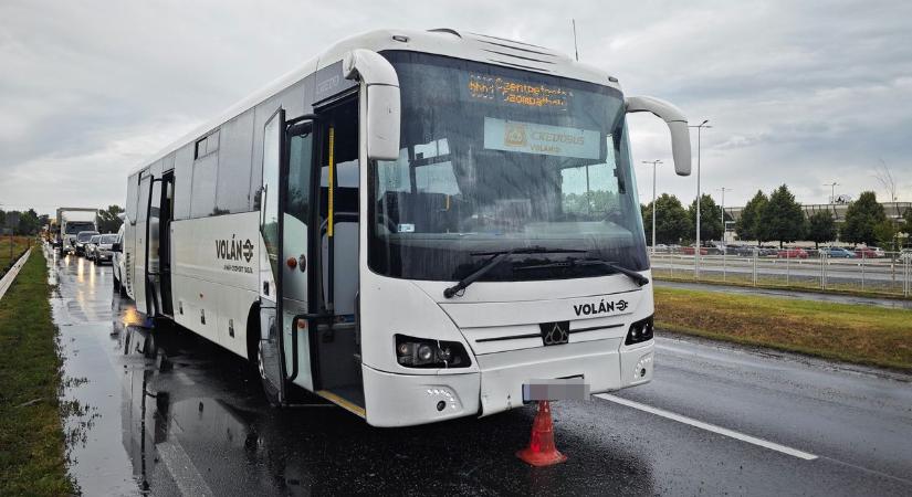 Busz tolt kamionnak egy autót Szombathelynél, több sérült van - helyszíni fotók