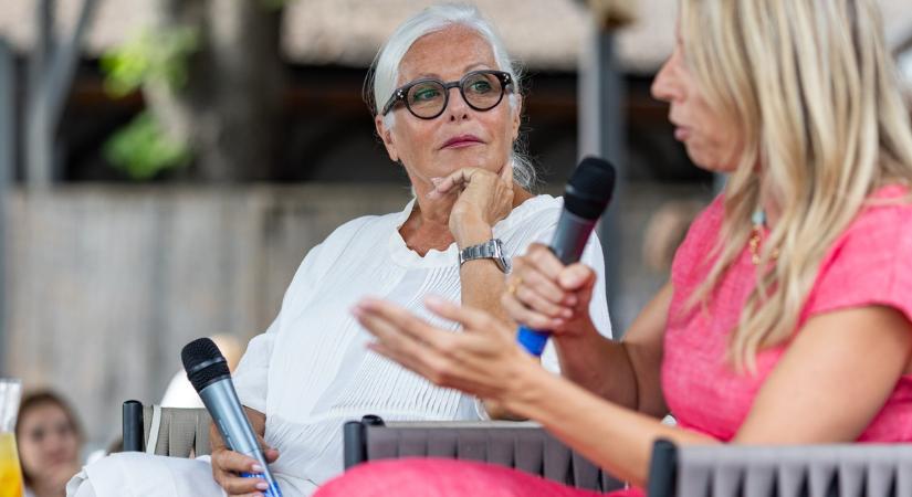 Pataki Ági 40 éves ruhában érkezett a divatbemutatóra