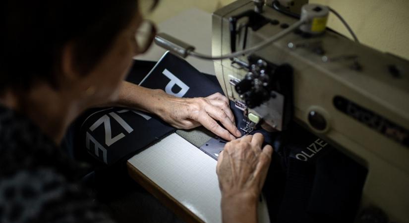 Az alkalmazottat Szerbiában csupán a gépek kiegészítőjeként kezelik