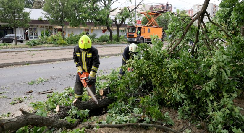 Romokban a fél ország a vihar után, kedden sincs vége a csapásoknak