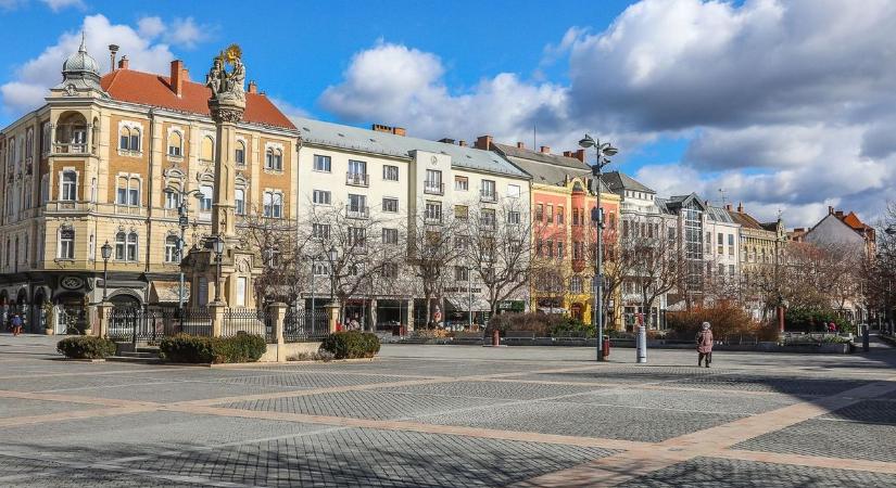 Épületről hulló vakolat veszélyeztette a járókelőket a szombathelyi Fő téren