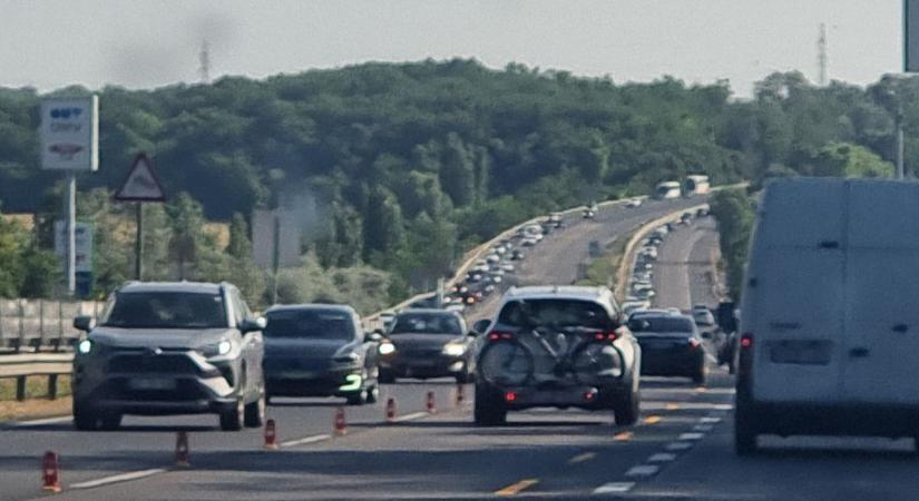 Hatalmas a dugó az M7-es Fejér megyei szakaszán - mi történik?