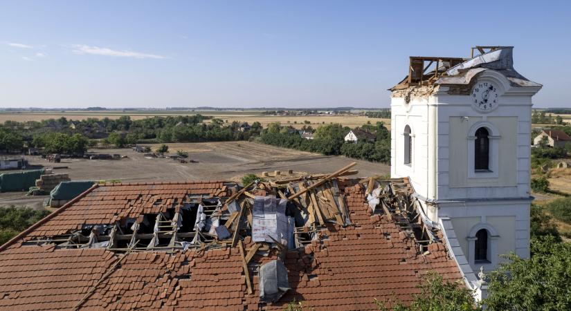 Ledöntötte a sápi református templom tornyát a vihar, beszakította a tetőt is