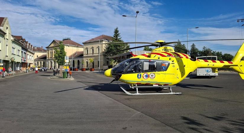 Mentőhelikopter érkezett a füzesabonyi állomáshoz