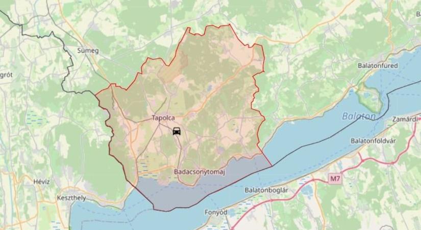 Kamion és autó karambolozott Kisapátinál, egy embert feszítővágóval mentettek ki a roncsból