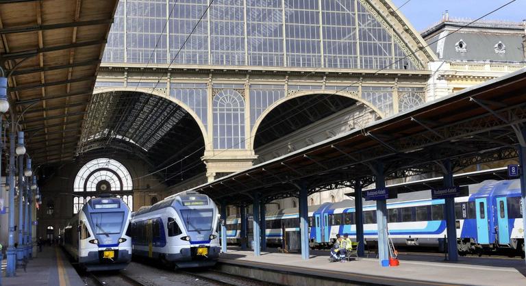 Megbénult a fél ország, leállt a Keleti pályaudvar