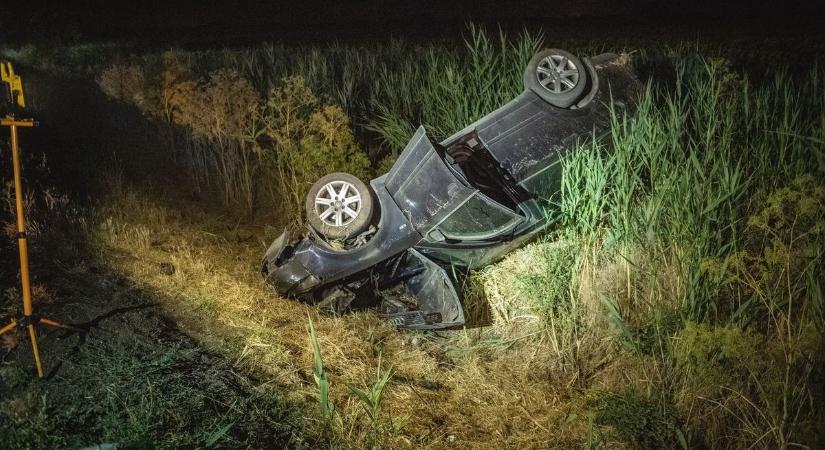 Kirepült az autóból az egyik sofőr, durva részletek derültek ki a berettyóújfalui balesetről – fotókkal, videóval