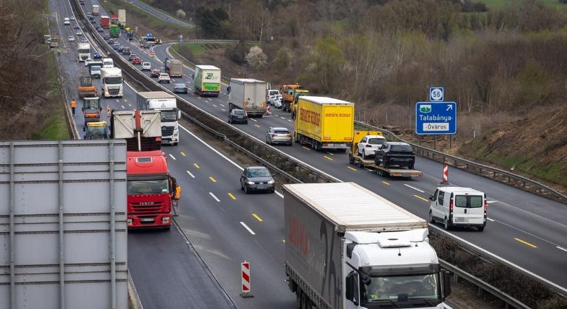 Kamion és egy autó ütközött az M1-esen