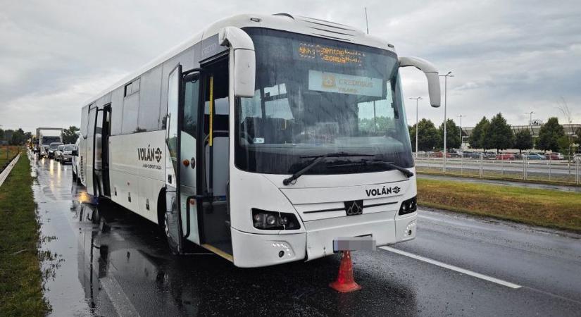 Busz, személyautó és kamion szenvedett balesetet a 86-oson, sérültek is vannak, a torlódás óriási