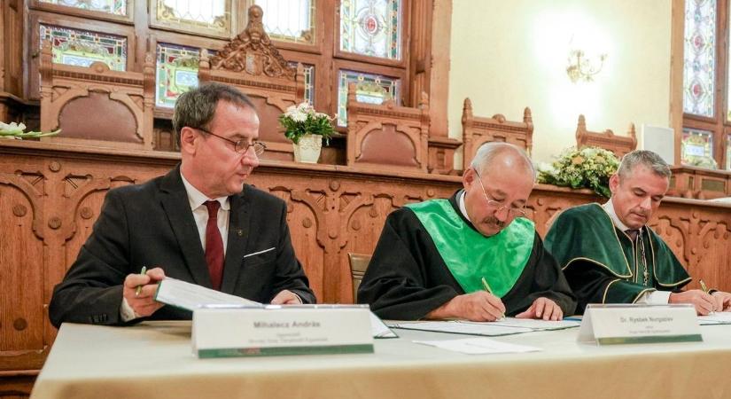 Kirgiz rektort avattak díszdoktorrá a kaposvári városházán
