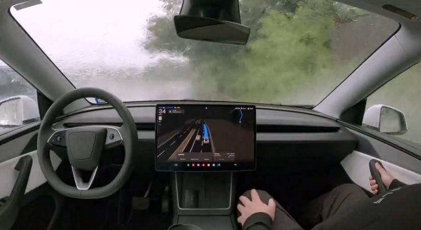 Szuperképességű vagy csak vakmerő a Tesla robottaxija, ami a vihartól elárasztott utakon sem lassít? – videó