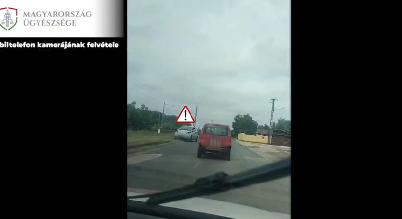 Autós üldözés Kókán: úgy kacsázott a rendőrök elől, mintha filmet forgatnának – videó