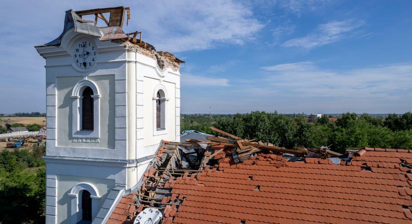 Letépte a sápi templom tornyát az orkánerejű szél – fotókon a pusztítás