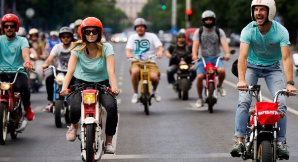 A jogász válaszol: „Valóban tilos segédmotorral előregurulni a sorok között?”