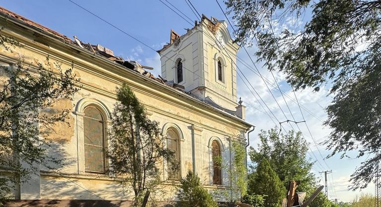 Semmit nem kímélt a vihar, a templom tornyát is lekapta az orkánerejű szél