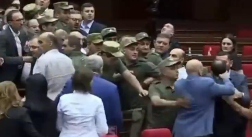Eluralkodott az agresszió a parlamenti ülésteremben