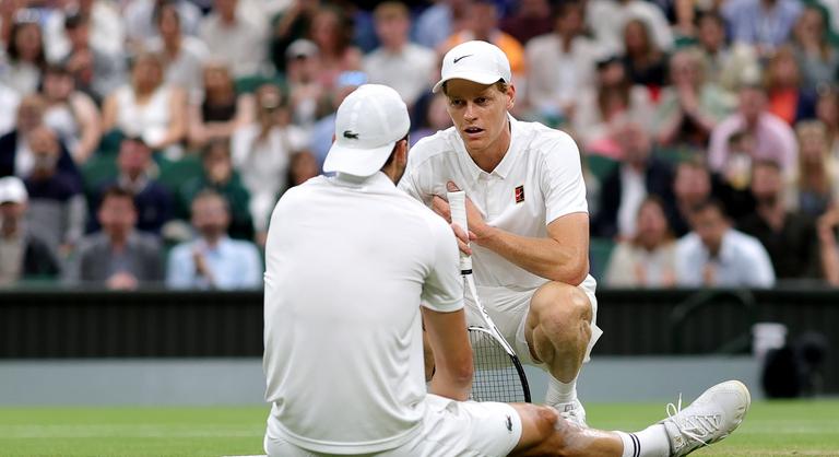 A dráma folytatódik Wimbledonban, a világelső Sinner is megsérült