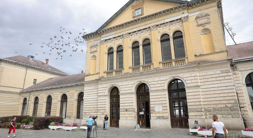 „Jöjjenek, egy nő szül a mosdóban!” - drámai jelenet a füzesabonyi vasútállomáson