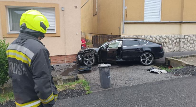 Házfalnak csapódott az Audi, kicsit gyorsabban mehetett a megengedettnél...