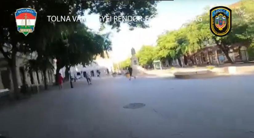 Videón, ahogy elfogják az álrendőrt, aki több mint 21 millió forintot csalt ki egy idős nőtől