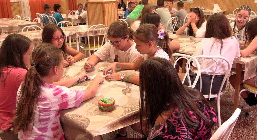 Ismét gyerekzsivajtól hangos a máriai ifjúsági tábor, fejlesztések azonban továbbra is szükségesek
