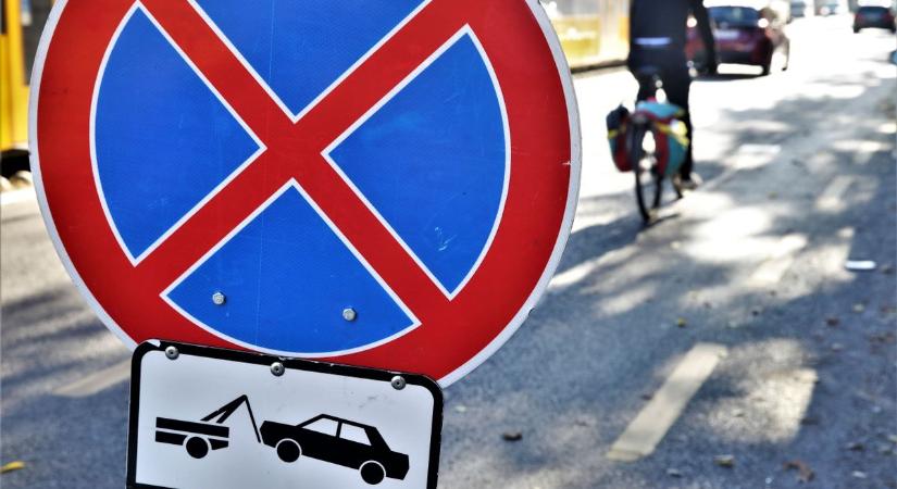 Lezárják a parkolókat a belvárosban a kórháznál