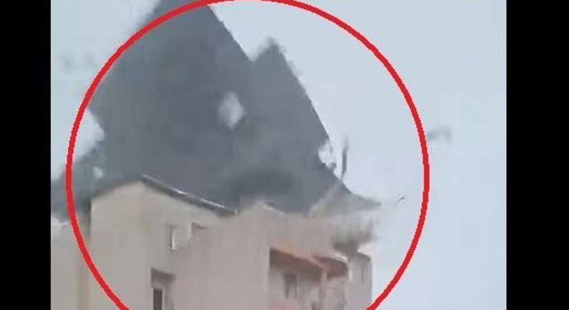 Ijesztő videó az országon végigsöprő viharról: tetőket tépett le a szél