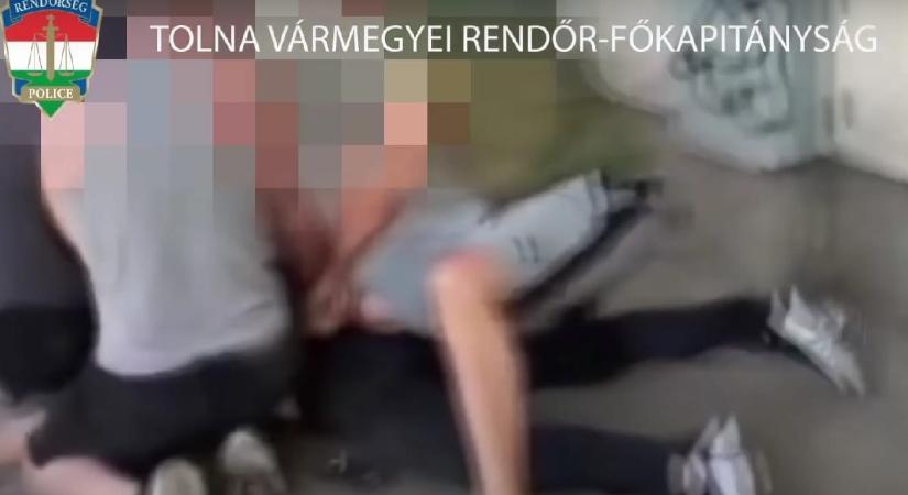 Testkamera vette fel, ahogy valódi rendőrök elfognak egy álrendőrt Szekszárd belvárosában