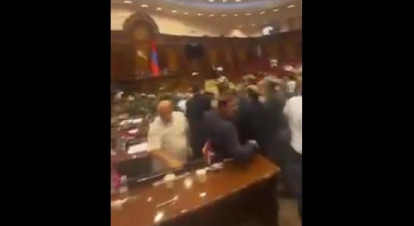 Videón a megdöbbentő káosz: dulakodás tört ki a parlamentben, összeverekedtek a képviselők, a segítőik és a biztonságiak