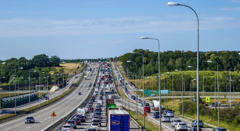 Ha hatalmas a torlódás az autópályán, kiszállhatok-e a kocsiból? Itt a válasz