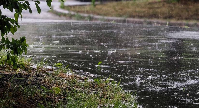 Kiadták a figyelmeztetést: a hétfőinél is brutálisabb vihar jöhet ma!