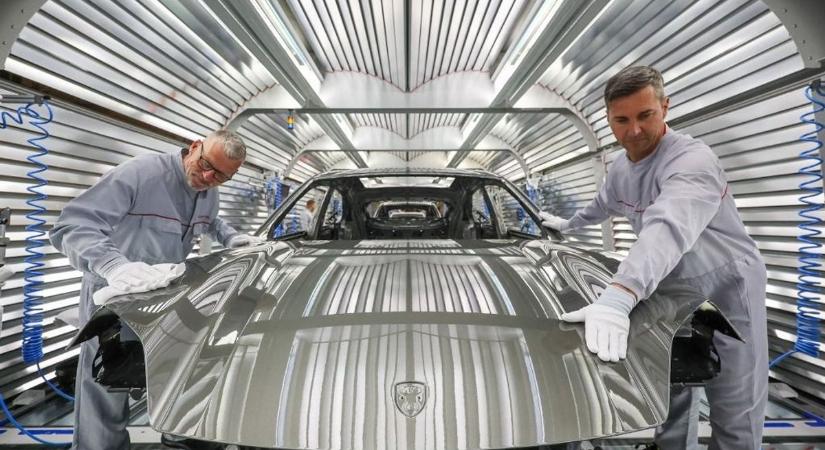 Bajban a Porsche, de van egy csodamodellje, amiben bízik – videón az elektromos autó
