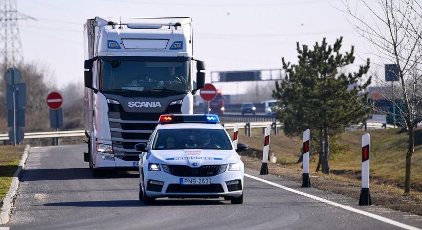 Teherautó fulladt le az M3-ason