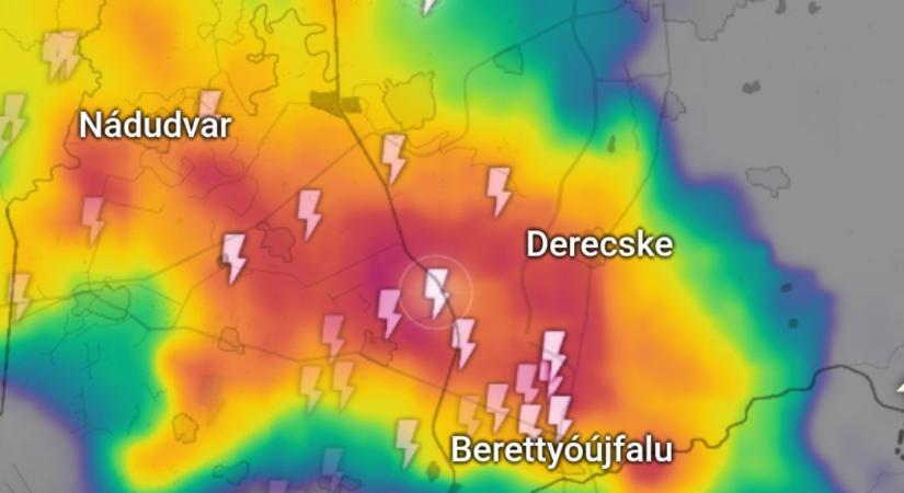 Bow echo-s szupercella Debrecen felé halad!
