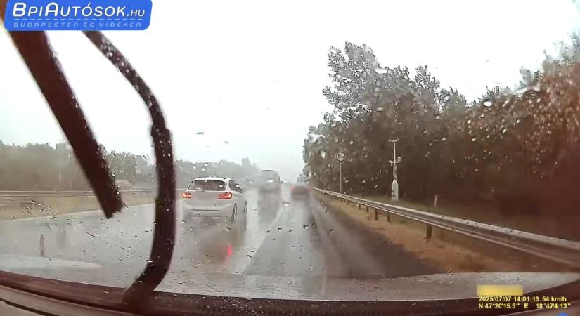 Menet közben dőlt rá egy fa egy autóra az M7-esen – videó