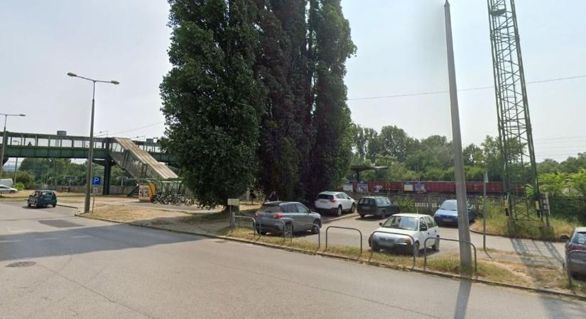 A vasútnál parkolna Tatabányán? Egy apróságon múlhat a bírság