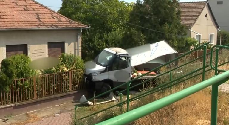 Halálra gázolt egy nőt, majd egy családi ház kerítésébe rohant egy kisteherautó Érden