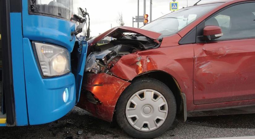 Autóbusz és pickup ütközött az Árkádnál