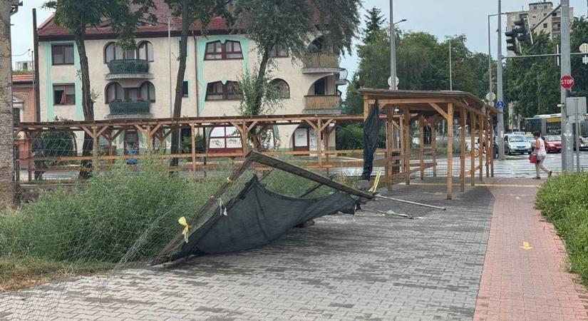 Kerítés borult egy férfira Debrecenben, többen is megsérültek