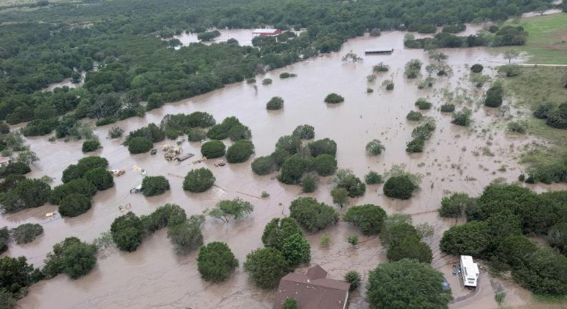 A túlélésért küzdenek – Halálos árvíz pusztít Texasban