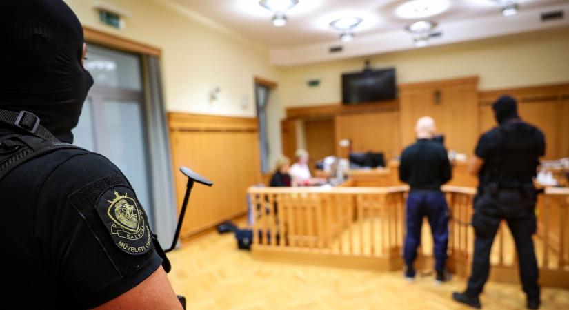 „Szeretem a késeket” – nem sokat magyarázkodott a brutális tamási gyilkos, itt vannak a részletek – FOTÓK, VIDEÓ